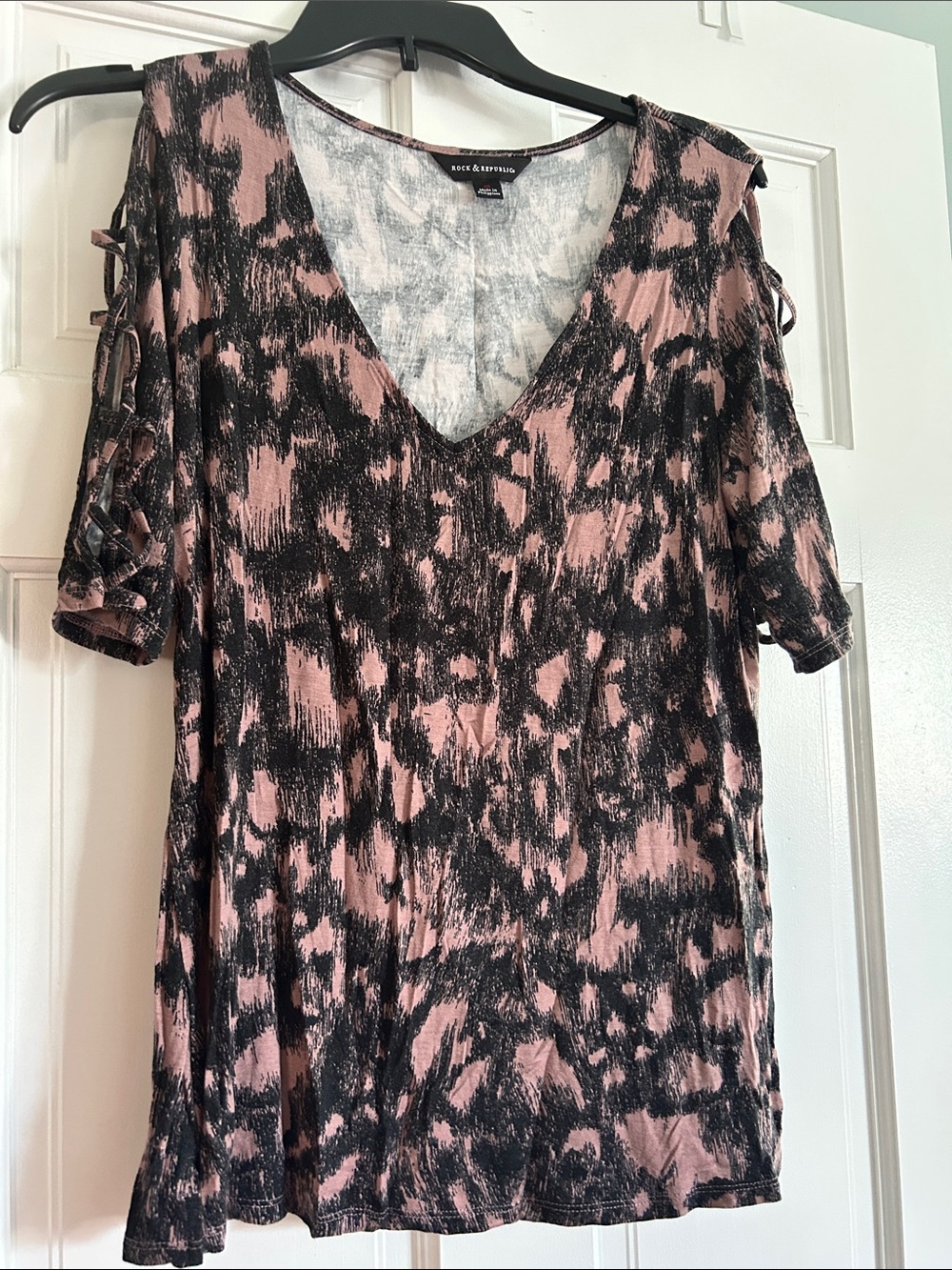 Rock & Republic Pink and Black V-Neck Cold-Shoulder Tee